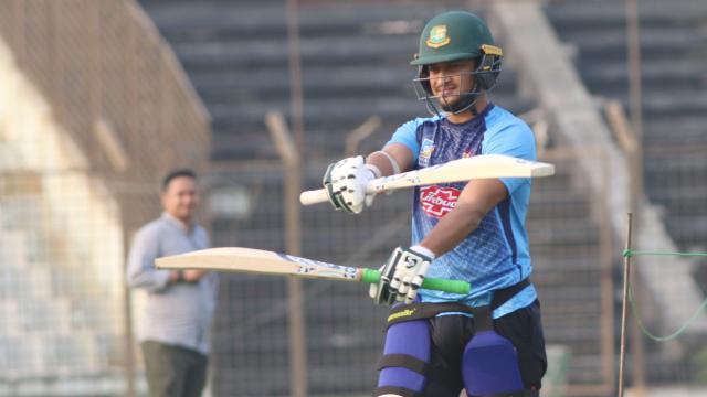 ‘ডাবল সেঞ্চুরি’র অপেক্ষায় সাকিব